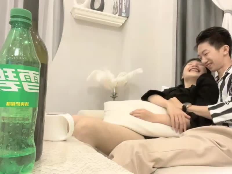 【瘦子探花】约的良家短发妹子，喝红酒聊聊天，扒掉内裤多毛骚逼，双腿肩上扛操的受不了