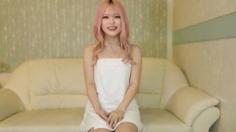 【无修正】超可爱！派头的染髮女生很色吗？「超爱做爱⤴」的样子！还有初次射精在脸上和初次中出的录影！